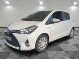 une photo d'une toyota yaris blanche garée sur un sol en damier