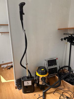 une photo d'une pièce où se trouvent un aspirateur et d'autres équipements