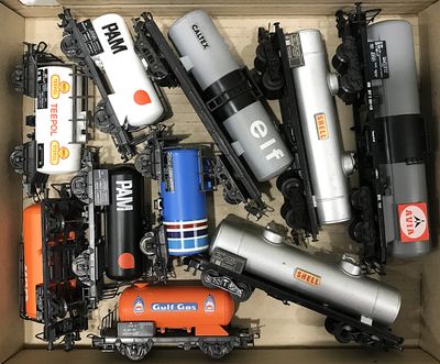 une boîte contenant toutes sortes de petits trains miniatures