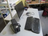 deux claviers d'ordinateur et un écran posés sur un bureau