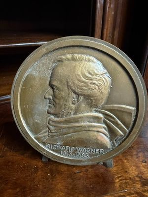 une photo d'une médaille de bronze posée sur une table en bois