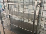 une étagère métallique posée au sol devant un mur carrelé