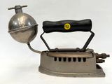 un fer à repasser à vapeur à l'ancienne, muni d'une boule