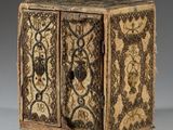 une vieille boîte en bois ornée de motifs complexes