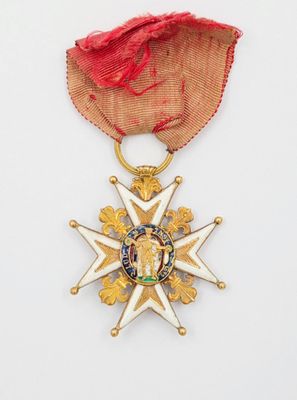 une image d'une médaille avec un ruban rouge sur fond blanc
