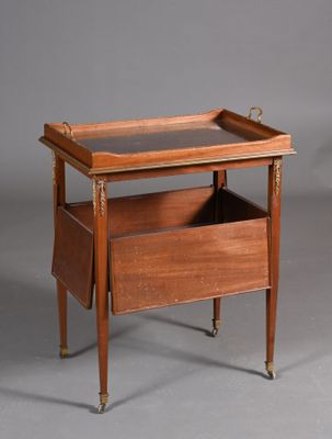 une vieille table en bois sur laquelle se trouve un porte-revues