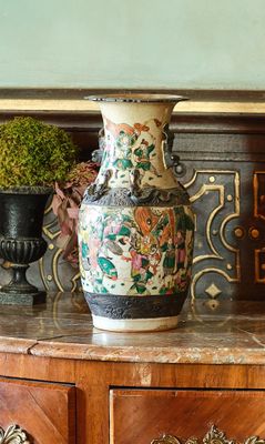 un vase posé sur un meuble en bois