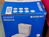 une boîte posée par terre à côté des toilettes