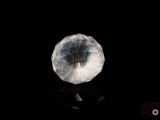 une image représentant une boule de cristal transparente posée sur une surface noire