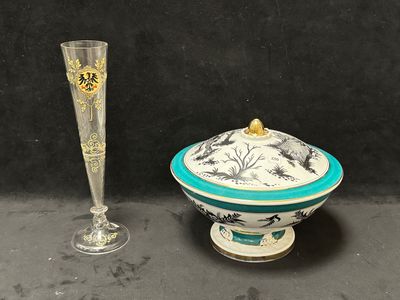 un bol et un verre posés l'un à côté de l'autre sur une table
