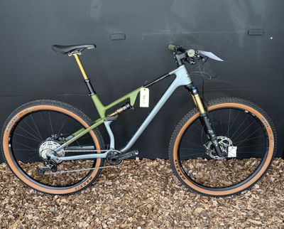 un vélo posé par terre près d'un mur