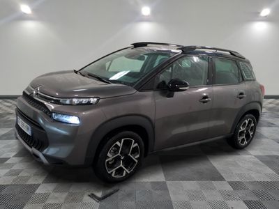 la nouvelle citrole est garée dans une grande salle au sol en damier
