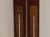 une horloge de parquet accrochée au mur de la pièce