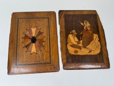 deux plaques en bois accrochées au mur d'une pièce