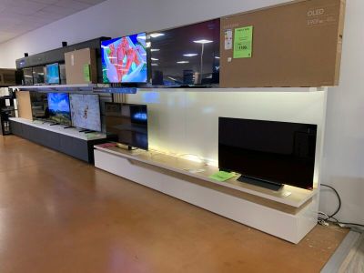 de nombreux téléviseurs exposés dans le magasin
