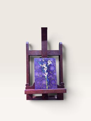 tableau posé sur un chevalet en bois, représentant des fleurs violettes et bleues