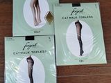 quatre paires de bas moulants pour femmes exposées sur une table