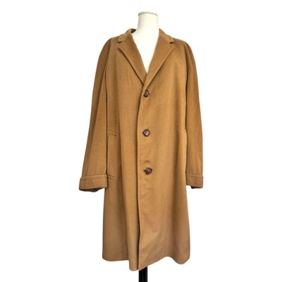 une photo d'un manteau marron sur un mannequin