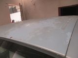 une photo d'une voiture sale dans un garage