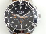 gros plan d'une montre sur une surface blanche