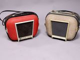 une paire de radios vintage sur fond blanc