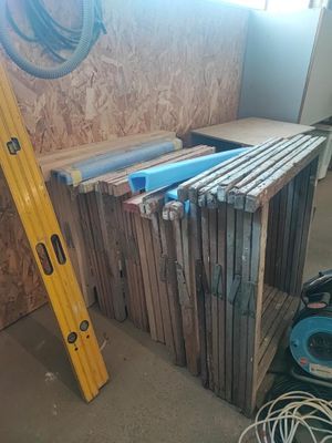 une photo d'une pièce avec une échelle et un tas de bois