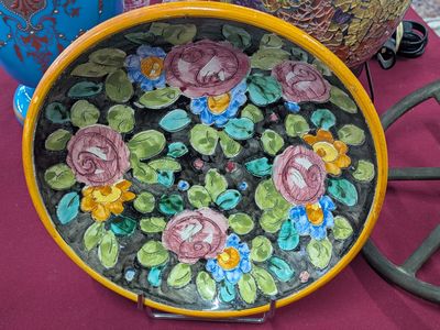 un plateau coloré orné de fleurs, posé sur une table