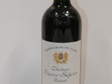 une bouteille de vin posée sur une table