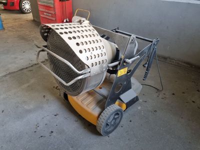 une petite machine qui se trouve dans un garage