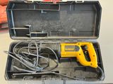 une boîte à outils avec des outils sur le sol