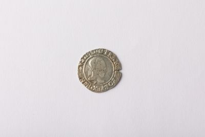 l'image d'une pièce d'argent sur un fond blanc