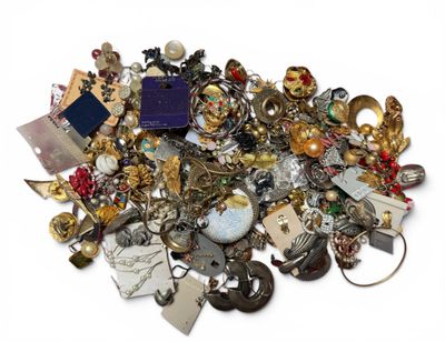 une pile de bijoux assortis sur une surface blanche