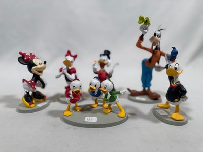 disney figurines of donald duck, donald duck, goofy duck, goofy duck, goofy duck, goofy duck, goofy duck, goofy duck, goofy duck,