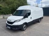une camionnette blanche garée dans un parking