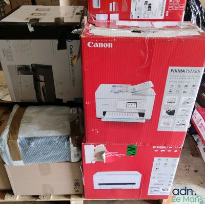 plusieurs boîtes empilées les unes sur les autres
