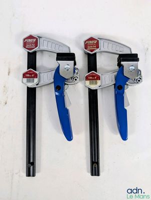 une paire de troglodytes réglables sur fond blanc, avec un panneau « Stop » rouge
