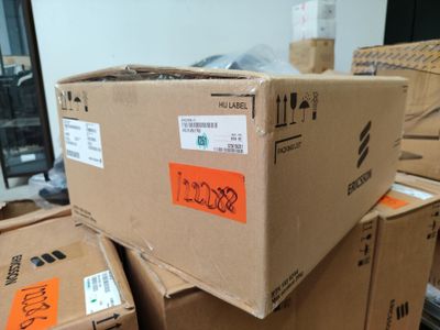 de nombreuses boîtes empilées dans une pièce