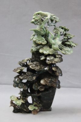 un vase contenant une plante, posé sur une table