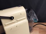 un grille-pain posé sur une table à côté d'un sac
