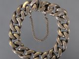 un gros plan d'un bracelet en argent orné d'une chaîne