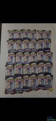 une pile de cartes à collectionner Pokémon posée sur une table