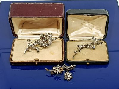 trois types différents de broches dans un écrin