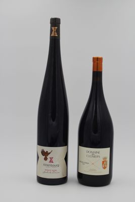 deux bouteilles de vin posées l'une à côté de l'autre sur une surface blanche