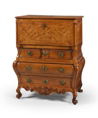 une vieille commode en bois surmontée d'un tiroir