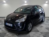 la voiture noire est garée sur un sol en damier dans le garage