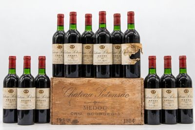 un lot de six bouteilles de vin rouge dans une caisse en bois