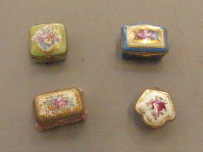 4 petites boites en porcelaine polychrome décor fleurs