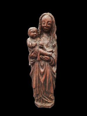 une statue de femme tenant un enfant dans ses bras
