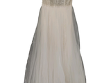 une robe blanche sur un cintre, sur fond blanc