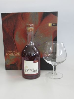 une bouteille d'alcool à côté d'un verre de vin
